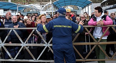 Depremlerin vurduğu Santorini Adası'ndan 11 bin kişi ayrıldı