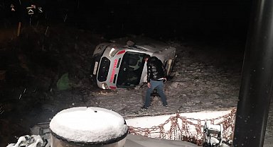 Devrilen ambulansın sürücüsü yaralandı