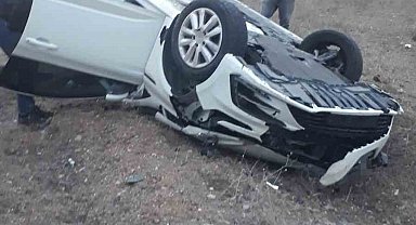 Devrilen araçtaki 4 kişi yaralandı