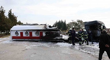 Devrilen tanker alevlere teslim oldu, sürücü son anda kurtarıldı