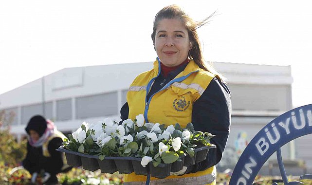 Didim rengarenk çiçeklerle süslendi