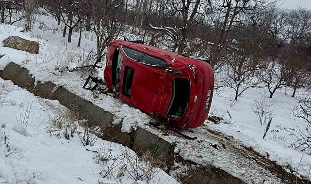 Direksiyon hakimiyeti kaybolan otomobil takla attı