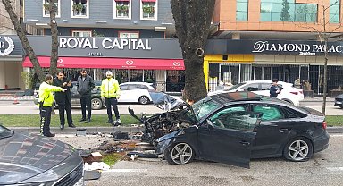 Direksiyon hakimiyetini kaybeden kadın sürücü ağaca çarptı : 1 yaralı