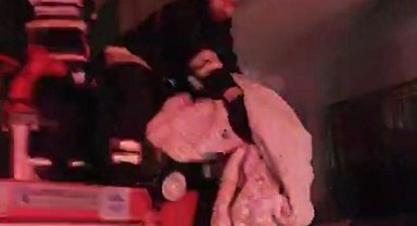 Diyarbakır'da ev yangını: Mahsur kalan aileyi itfaiye kurtardı