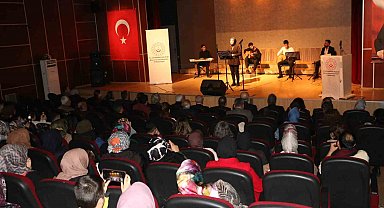 Diyarbakır'da halka açık şiir ve türkü dinletisi