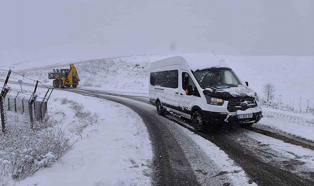 Diyarbakır'da kara saplanan öğretmen servis aracı kurtarıldı