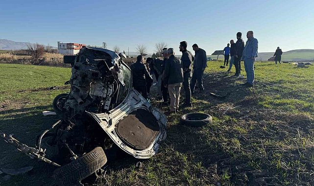 Diyarbakır'da takla atan otomobil hurdaya döndü: 2 yaralı