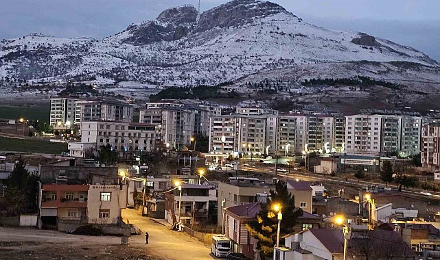 Diyarbakır'ın Ergani ve Dicle ilçelerinde kar yağdı