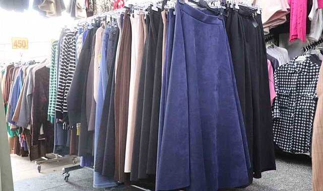 Dolabından kıyafet seçer gibi alıp gitti: Mağazadaki hırsızlık kamerada