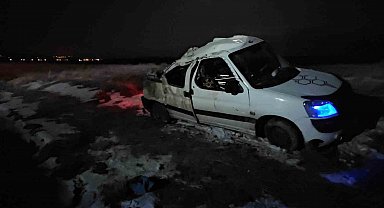 Domuz sürüsüne çarpmamak için manevra yapan kamyonet devrildi: 3 yaralı