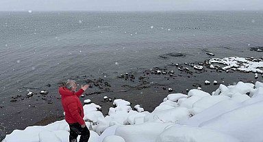 Dondurucu soğukta Van Gölü'nde yüzdü