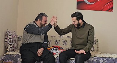 Down sendromlu genç imamın umre dönüşünü kapıda bekledi