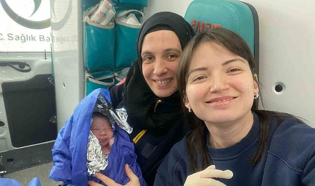 Dünyaya gözlerini ambulansta açtı
