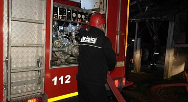 Düzce'de 2 katlı binada yangın çıktı