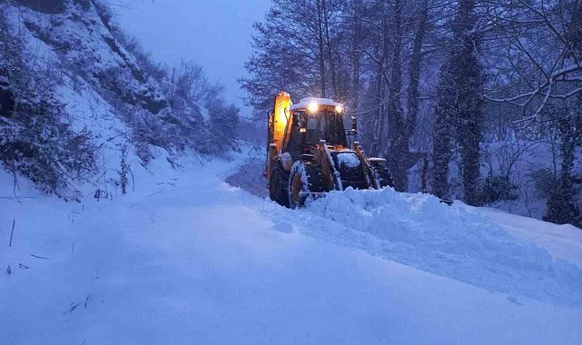 Düzce'de kardan kapanan 10 köy yolu ulaşıma açıldı
