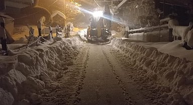 Düzce'de kardan kapanan yollar açılıyor
