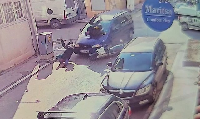 Edirne'de otomobil ile motosiklettin çarpışma anı kamerada: 2 yaralı