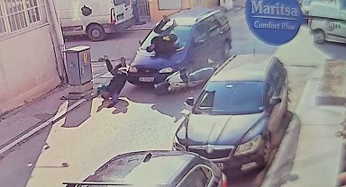 Edirne'de otomobil ile motosiklettin çarpışma anı kamerada: 2 yaralı