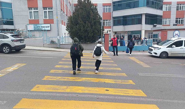 Edirne'de "okul polisi" öğrencilere güven verirken yayalara yol vermeyen araçları da tespit etti