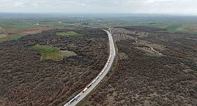Edirne'de tır sürücüleri dondurucu soğukta kilometrelerce uzunluktaki sıralarda bekliyor