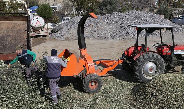 Edremit Belediyesi kompost makinesi ile organik gübre üretiyor