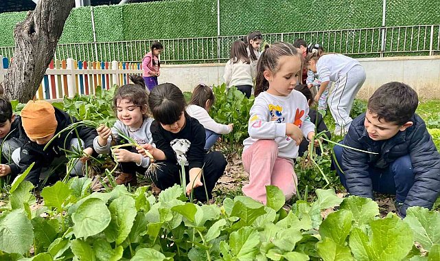 Efeler'de toprağa minik eller değdi