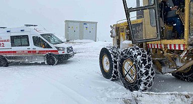 Ekipler ambulansın yolunu açtı, hasta hastaneye yetiştirildi