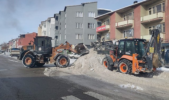 Ekipler tonlarca karı ilçe dışına taşıyor