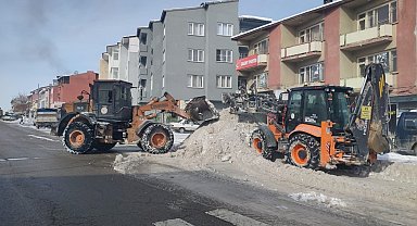 Ekipler tonlarca karı ilçe dışına taşıyor