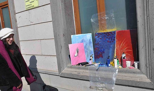 Eksi 25 derecede yağlı boya resimleri yaptı