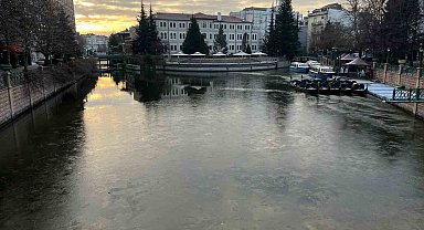 Eksi 6 derecede Porsuk Çayı buz tuttu