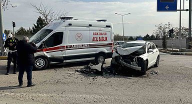 Elazığ'da ambulans ile otomobil çarpıştı: 2 yaralı