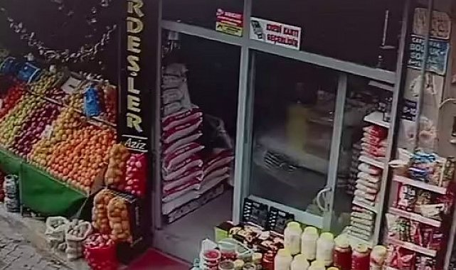 Elazığ'da otomobil manav tezgahına çarptı