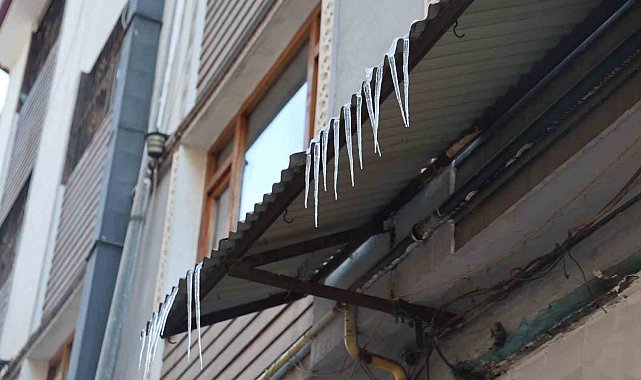 Elazığ'da termometreler eksiyi gösterdi, buz sarkıtları oluştu