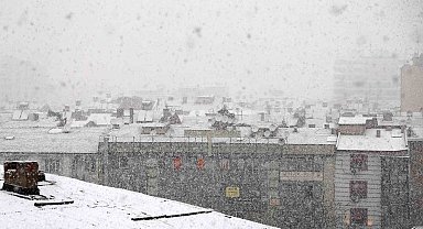 Elazığ'da yoğun kar yağışı başladı