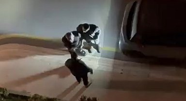 Eli silahlı şahıs güvenlik görevlisini tehdit edip siteden birisini çağırmasını istedi