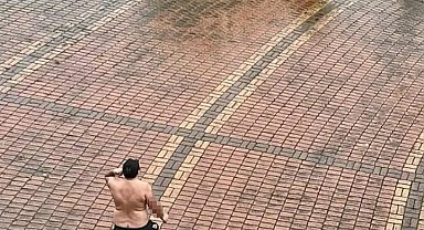 Elinde kesici aletle yarı çıplak halde belediyenin kapısına dayandı