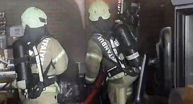 Eminönü'nde alev alev yanan restoranın içi görüntülendi