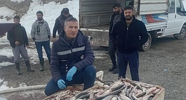 Erçek Gölü'nde kış balıkçılığı devam ediyor