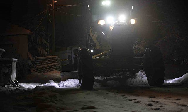 Erenler Belediyesi ekipleri kar küreme ve tuzlama çalışmalarını sürdürüyor