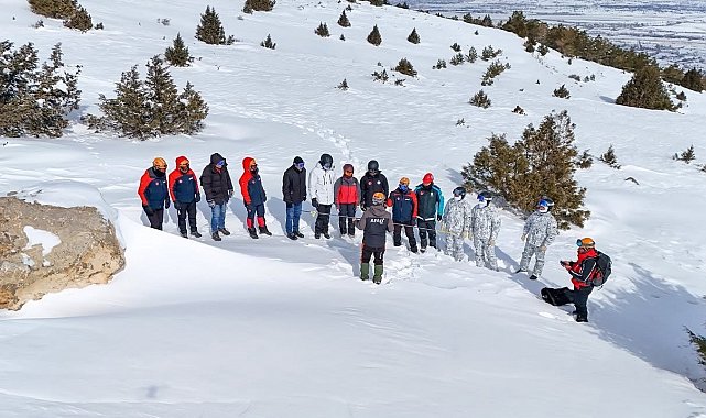 Ergan Kayak Merkezi'nde çığ rasat analiz ve kurtarma eğitimi