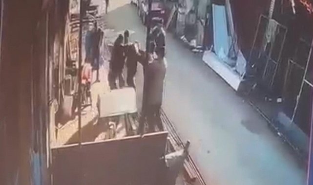 Erzincan'da iki esnaf arasında tekme tokatlı kavga güvenlik kamerasına yansıdı