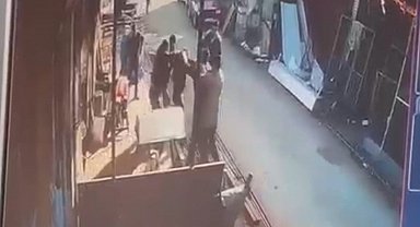 Erzincan'da iki esnaf arasında tekme tokatlı kavga güvenlik kamerasına yansıdı