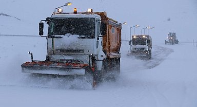 Erzincan'da kar ve tipi etkili oldu, eğitime ara verildi