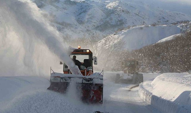 Erzincan'da karla mücadele çalışması sürüyor