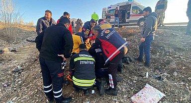 Erzincan'da otomobil şarampole devrildi: 4 yaralı