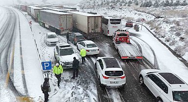 Erzincan'da Sakaltutan ve Ahmediye geçitlerinde kar ulaşıma engel oldu