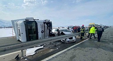 Erzincan'da tır ile otomobil çarpıştı: 3 yaralı