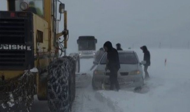 Erzincan'da yağışa hazırlıksız yakalanan sürücüler yolda kaldı, ekipler kurtardı