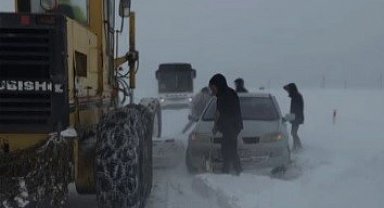 Erzincan'da yağışa hazırlıksız yakalanan sürücüler yolda kaldı, ekipler kurtardı